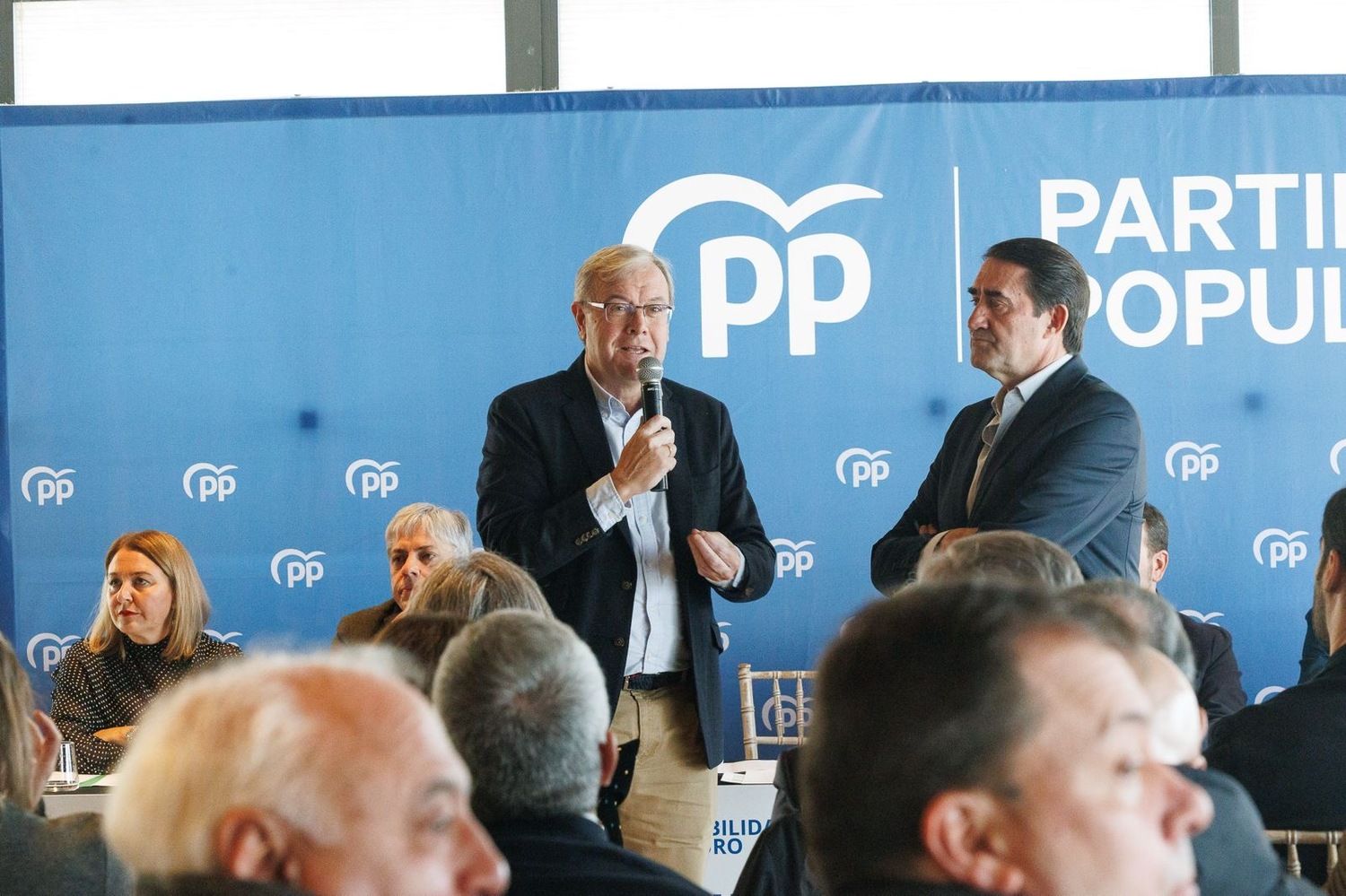 El presidente del Partido Popular de León, Juan Carlos Suárez-Quiñones, y el senador Antonio Silván intervienen en la Comida de Navidad | Peio García / ICAL