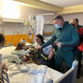 La Guardia Civil y la AECC visitan a los niños ingresados en Pediatría del CAULE