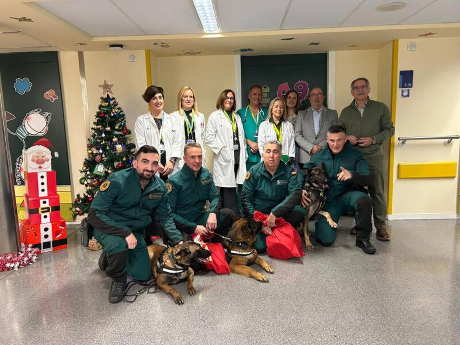 Visita de la Asociación Española Contra el Cáncer y agentes del Servicio Cinológico de la Guardia Civil al servicio de Pediatría del CAULE