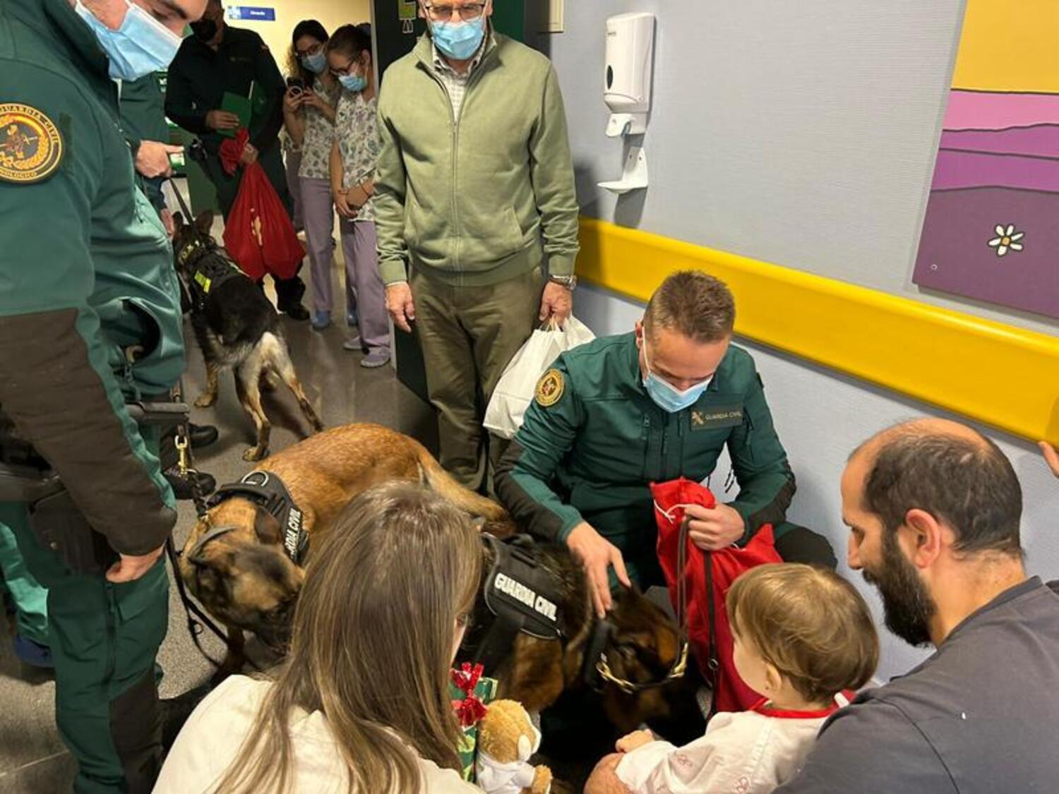 Visita de la Asociación Española Contra el Cáncer y agentes del Servicio Cinológico de la Guardia Civil al servicio de Pediatría del CAULE
