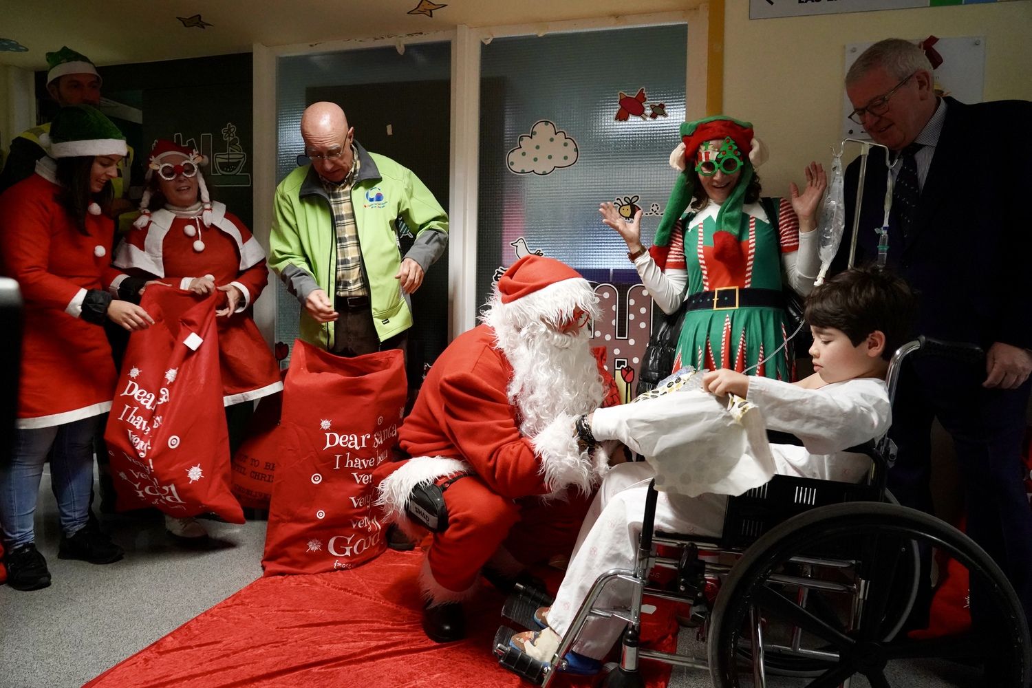 Visita de Papá Noel al Hospital de León organizada por la Delegación de Participación Ciudadana de la Policía Nacional y por la Asociación Moteros Solidarios | Campillo / ICAL