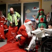 Visita de Papá Noel al Hospital de León organizada por la Delegación de Participación Ciudadana de la Policía Nacional y por la Asociación Moteros Solidarios | Campillo / ICAL