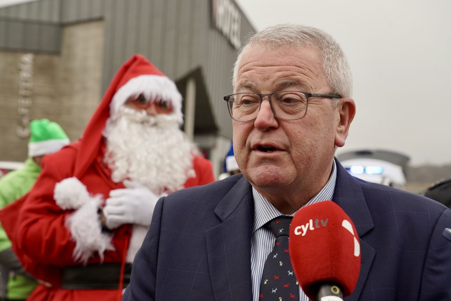 Visita de Papá Noel al Hospital de León organizada por la Delegación de Participación Ciudadana de la Policía Nacional y por la Asociación Moteros Solidarios | Campillo / ICAL