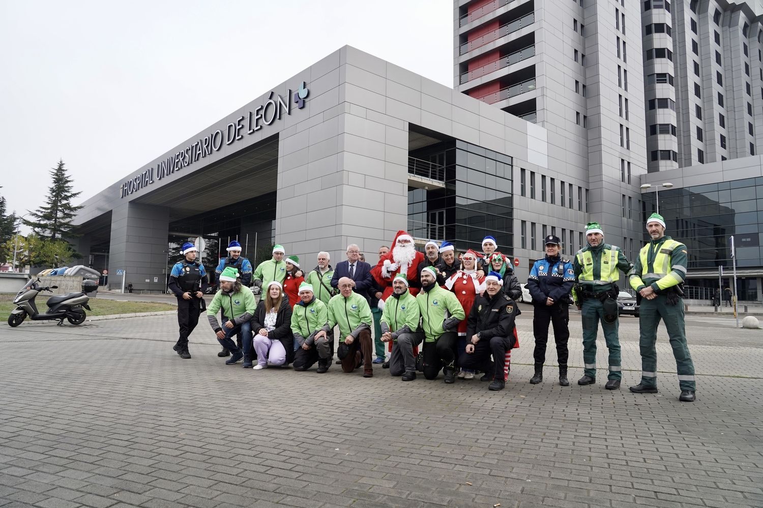 Visita de Papá Noel al Hospital de León organizada por la Delegación de Participación Ciudadana de la Policía Nacional y por la Asociación Moteros Solidarios | Campillo / ICAL