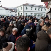 Reunión entre la Comisión de Fiestas de Villamanín y los vecinos premiados con el gordo de la Lotería de Navidad | Campillo / ICAL 
