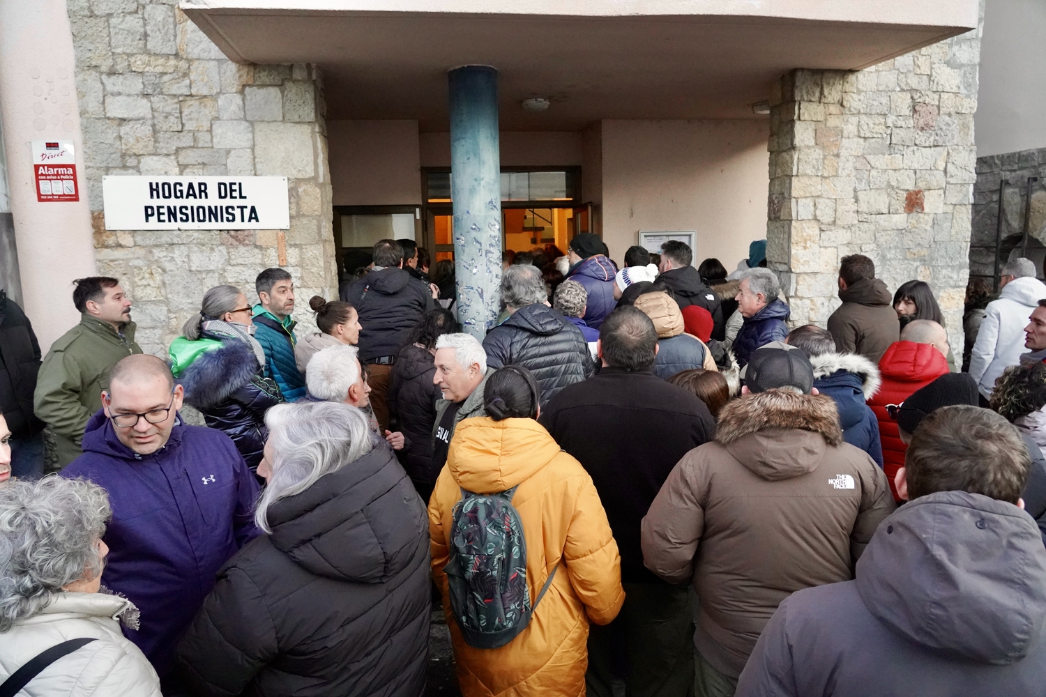 Campillo / ICAL . Reunión entre la Comisión de Fiestas de Villamanín y los vecinos premiados con el gordo de la Lotería de Navidad