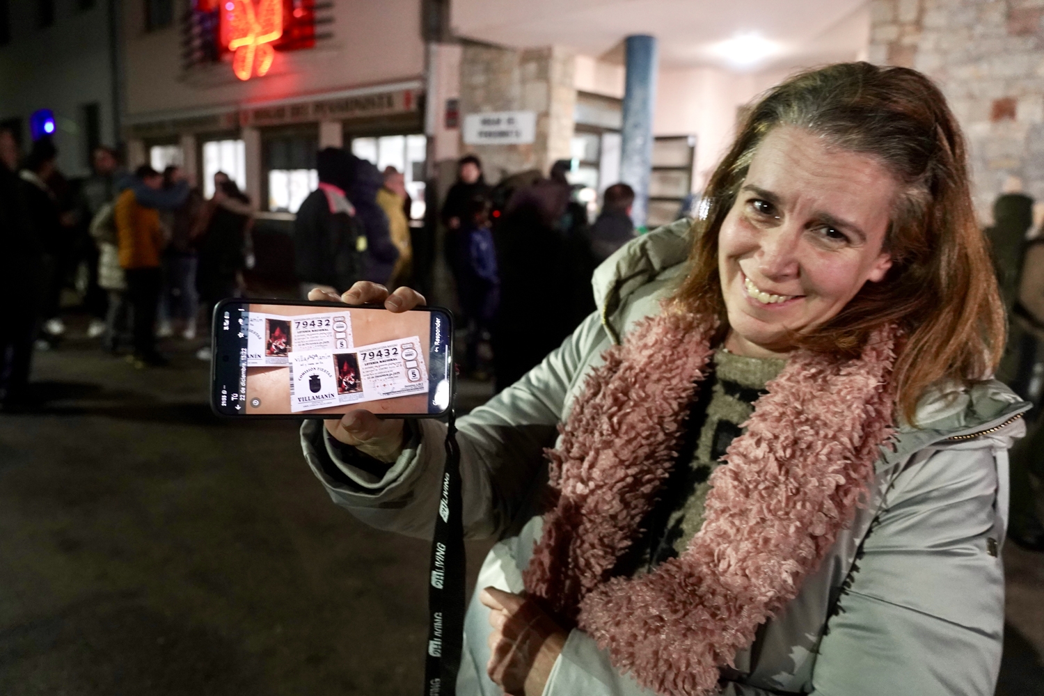 Reunión entre la Comisión de Fiestas de Villamanín y los vecinos premiados con el gordo de la Lotería de Navidad | Campillo / ICAL 