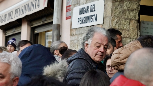 Reunión entre la Comisión de Fiestas de Villamanín y los vecinos premiados con el gordo de la Lotería de Navidad | Campillo / ICAL 