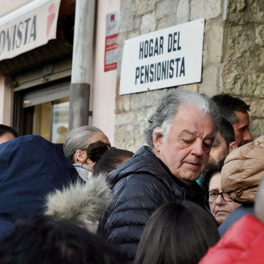 Reunión entre la Comisión de Fiestas de Villamanín y los vecinos premiados con el gordo de la Lotería de Navidad | Campillo / ICAL 