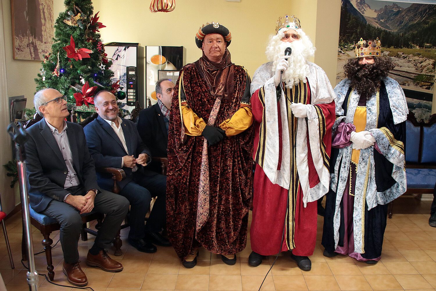 Visita navideña del presidente de la Diputación de León a la residencia santa Luisa de la capital | Peio García / ICAL Visita navideña del presidente de la Diputación de León a la residencia santa Luisa de la capital | Peio García / ICAL