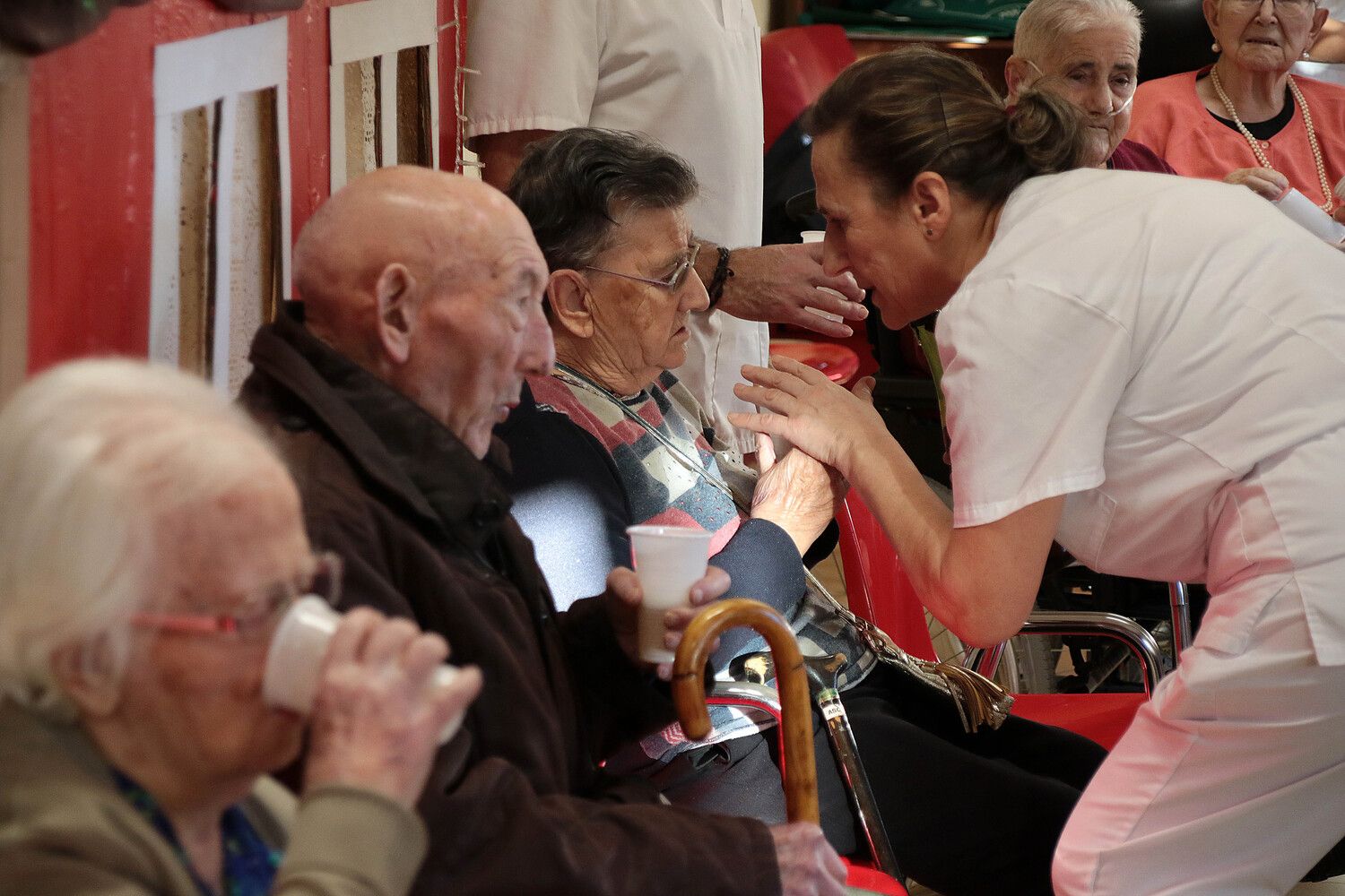 Visita navideña del presidente de la Diputación de León a la residencia santa Luisa de la capital | Peio García / ICAL Visita navideña del presidente de la Diputación de León a la residencia santa Luisa de la capital | Peio García / ICAL