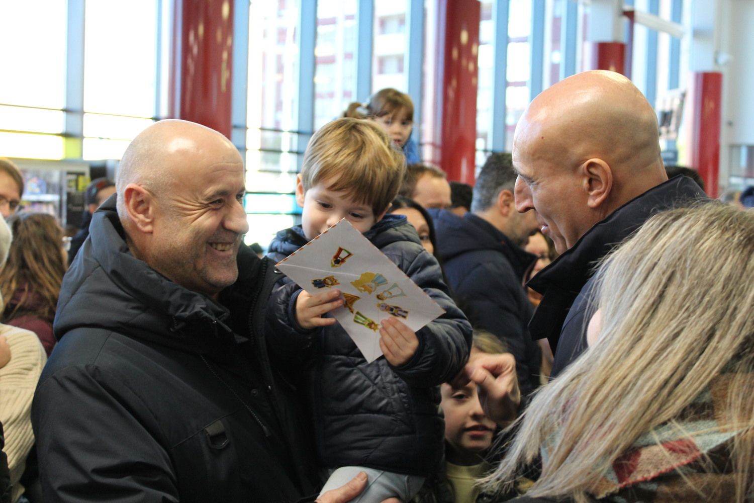 Recibimiento a los Reyes Magos en la estación de tren de León