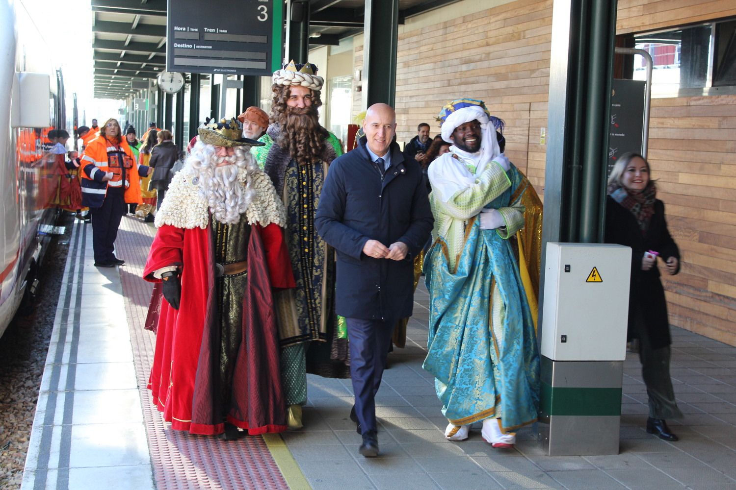 Recibimiento a los Reyes Magos en la estación de tren de León