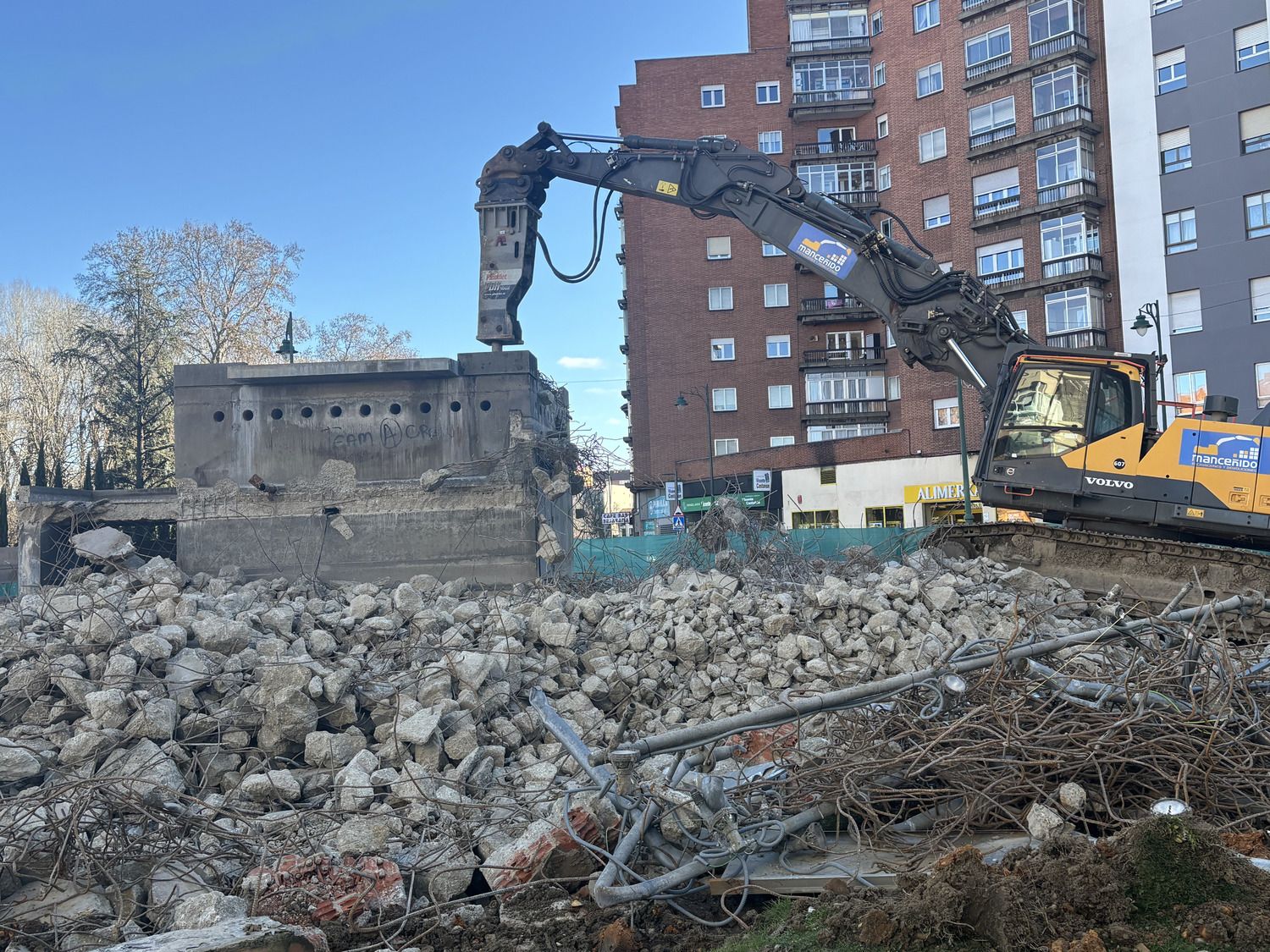 Adiós a una de las fuentes más polémicas de León: Así avanzan las obras en la glorieta Carlos Pinilla Adiós a una de las fuentes más polémicas de León: Así avanzan las obras en la glorieta Carlos Pinilla