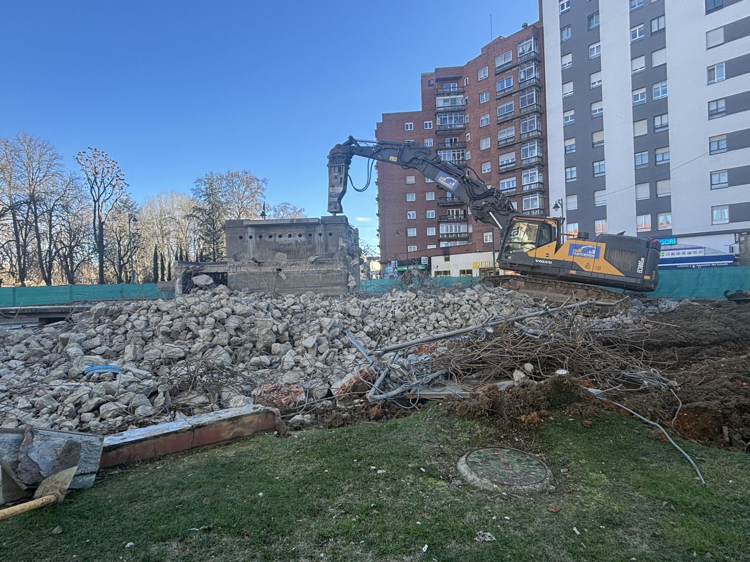 Derribo de la fuente de la glorieta Carlos Pinilla de León Derribo de la fuente de la glorieta Carlos Pinilla de León