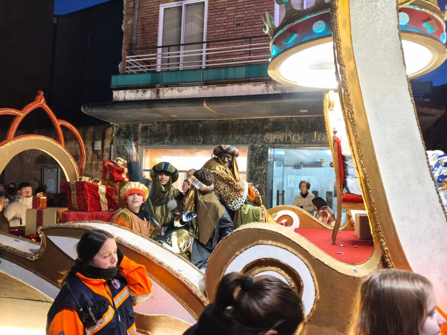 Valencia de Don Juan vive una noche mágica con la visita de los Reyes Magos y el reparto de mil regalos