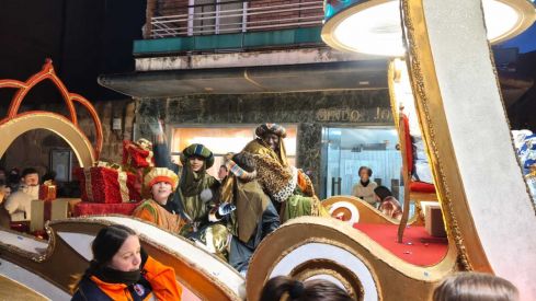 Valencia de Don Juan vive una noche mágica con la visita de los Reyes Magos y el reparto de mil regalos