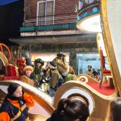 Valencia de Don Juan vive una noche mágica con la visita de los Reyes Magos y el reparto de mil regalos