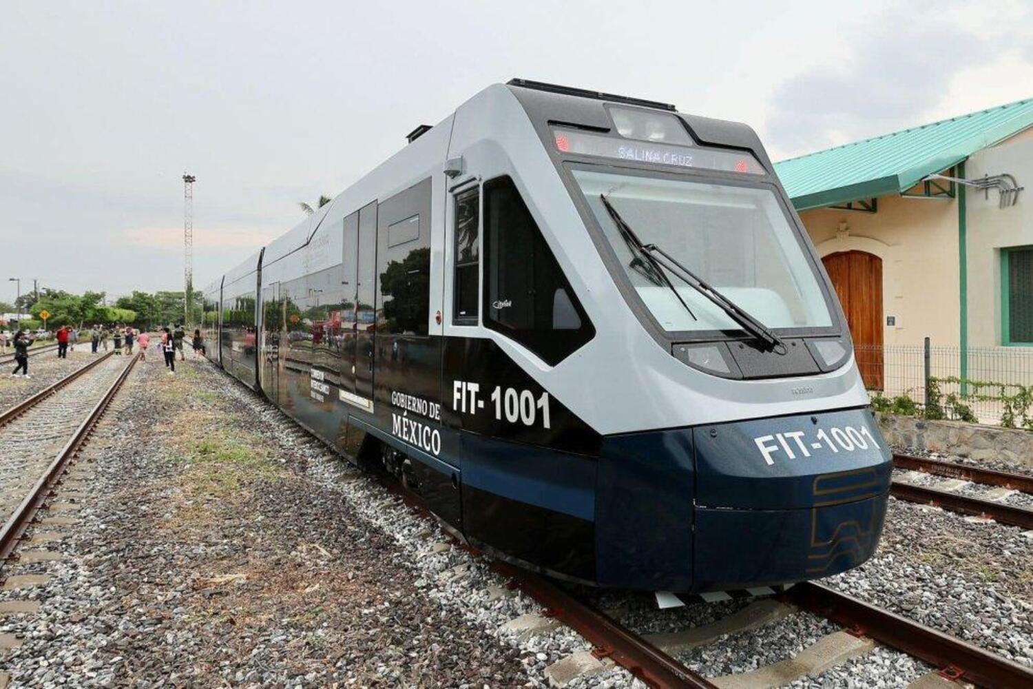 Los trenes del fallido tren-tram de FEVE en León circulan hoy en México