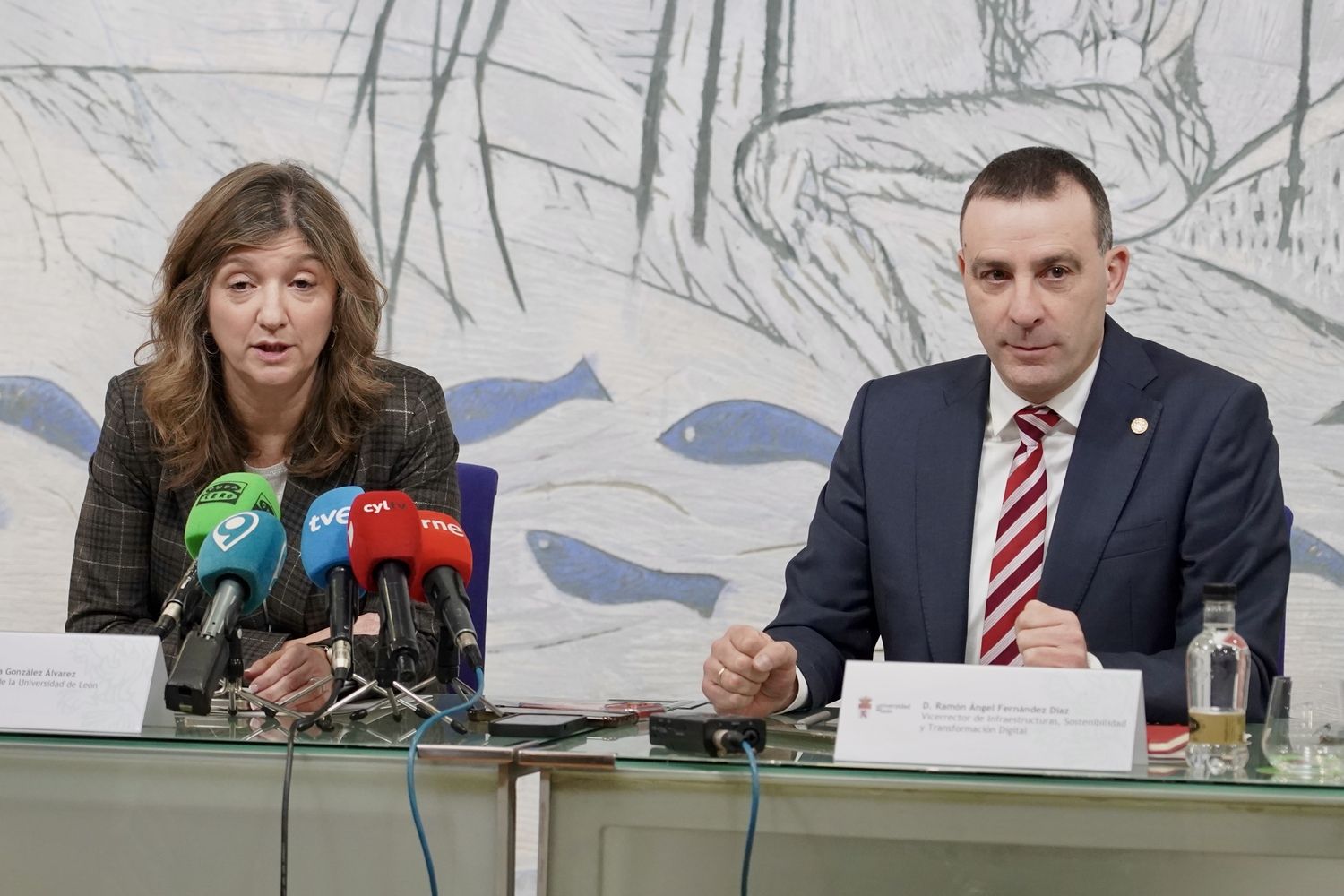 La rectora de la Universidad de León, Nuria González, y el vicerrector de Infraestructuras, Sostenibilidad y Transformación Digital, Ramón Ángel Fernández, informan sobre los avances para la implantación del grado en Medicina tanto en materia de infraestructuras como a nivel académico. | Campillo / ICAL 