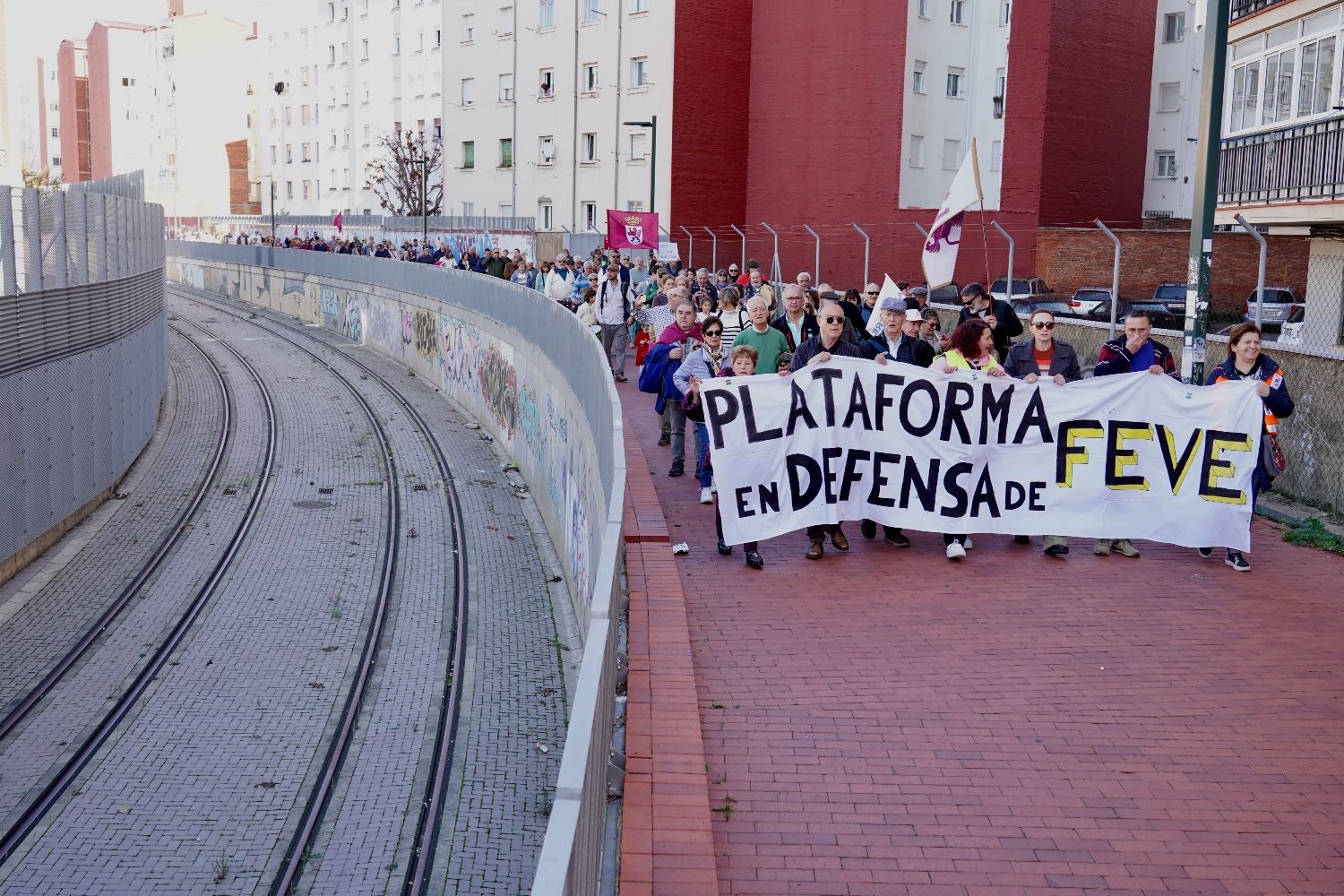 La Plataforma de Defensa de FEVE asegura que Adif convertirá el trazado ferroviario en “una calle urbana” | Campillo / ICAL