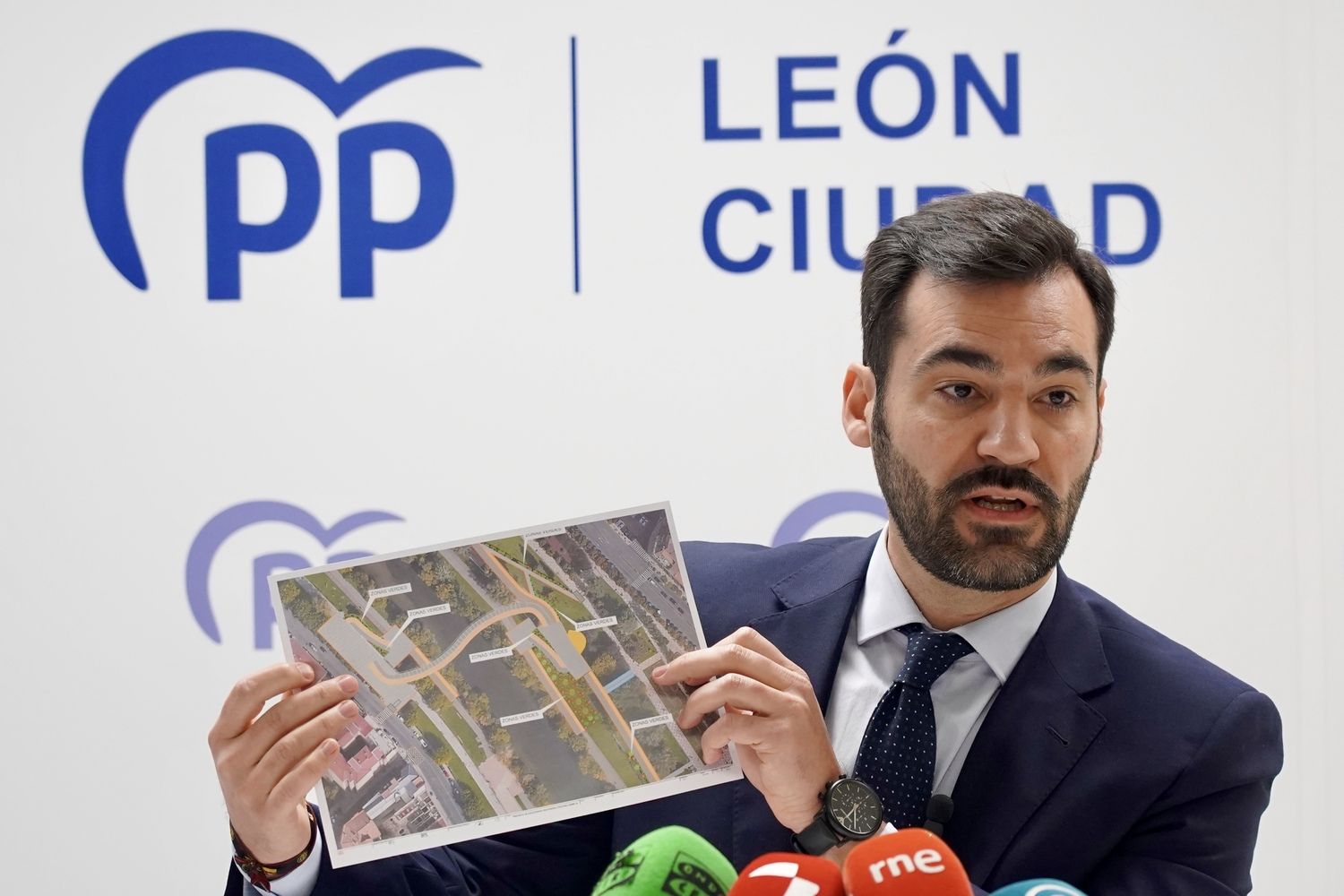 El PP de León pide rectificar el proyecto de la pasarela del Bernesga para evitar la tala de 26 árboles | Campillo / ICAL
