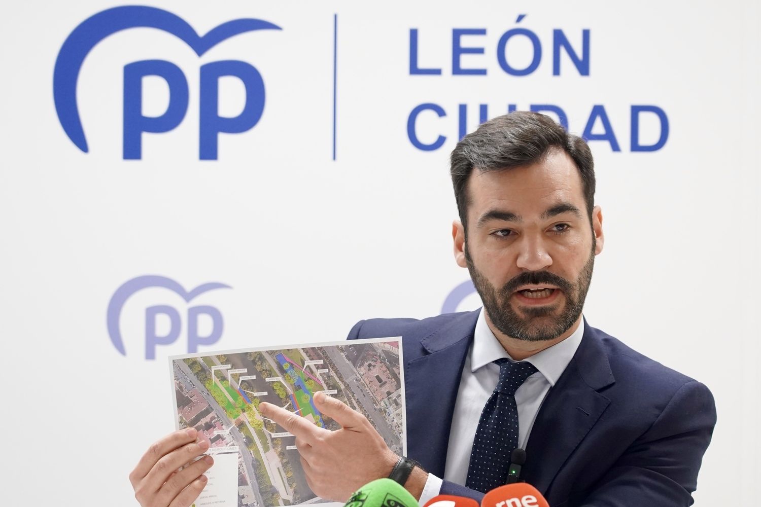 David Fernandez, portavoz del Grupo Municipal del PP en el Ayuntamiento de León durante sus declaraciones sobre el proyecto de la nueva pasarela sobre el Bernesga | Campillo / ICAL 