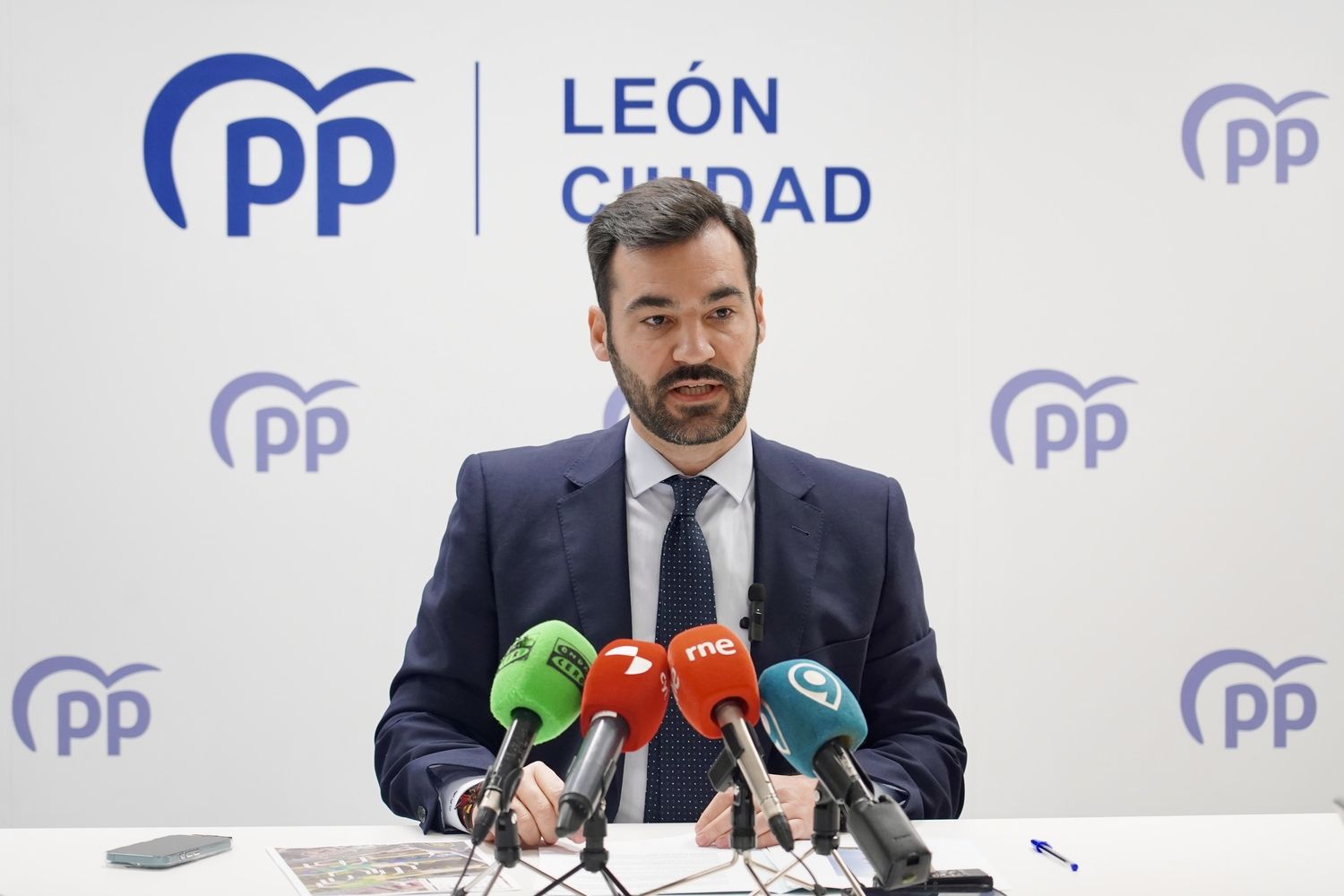 David Fernandez, portavoz del Grupo Municipal del PP en el Ayuntamiento de León durante sus declaraciones sobre el proyecto de la nueva pasarela sobre el Bernesga | Campillo / ICAL 