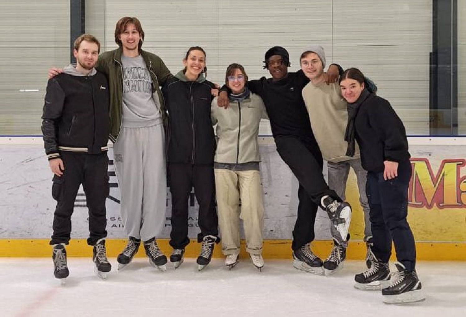 Alex Munneke Leeland posa con varios compañeros en la Universidad Ceska Praga