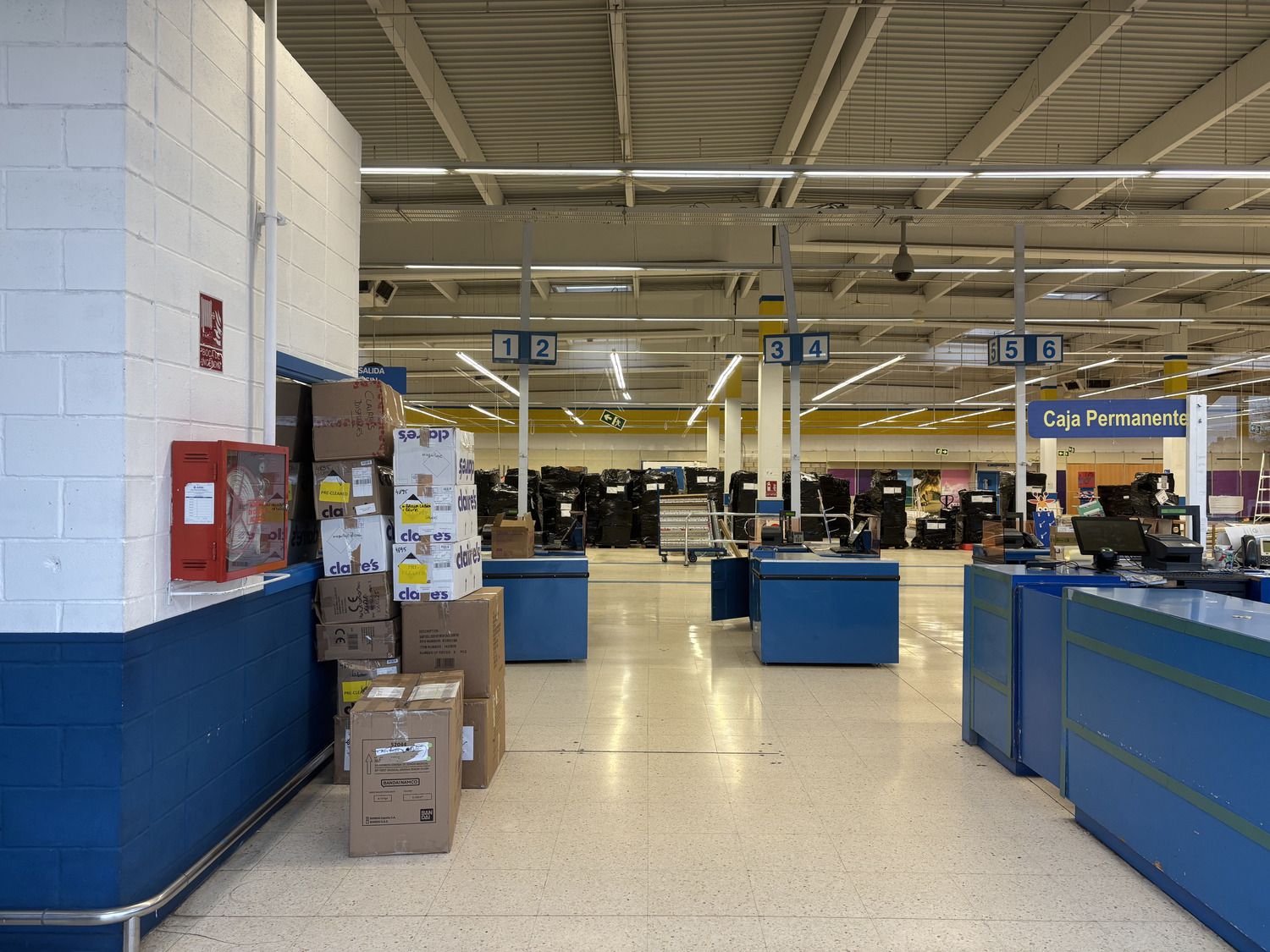 Tienda de Toys 'R' Us en León tras el cierre