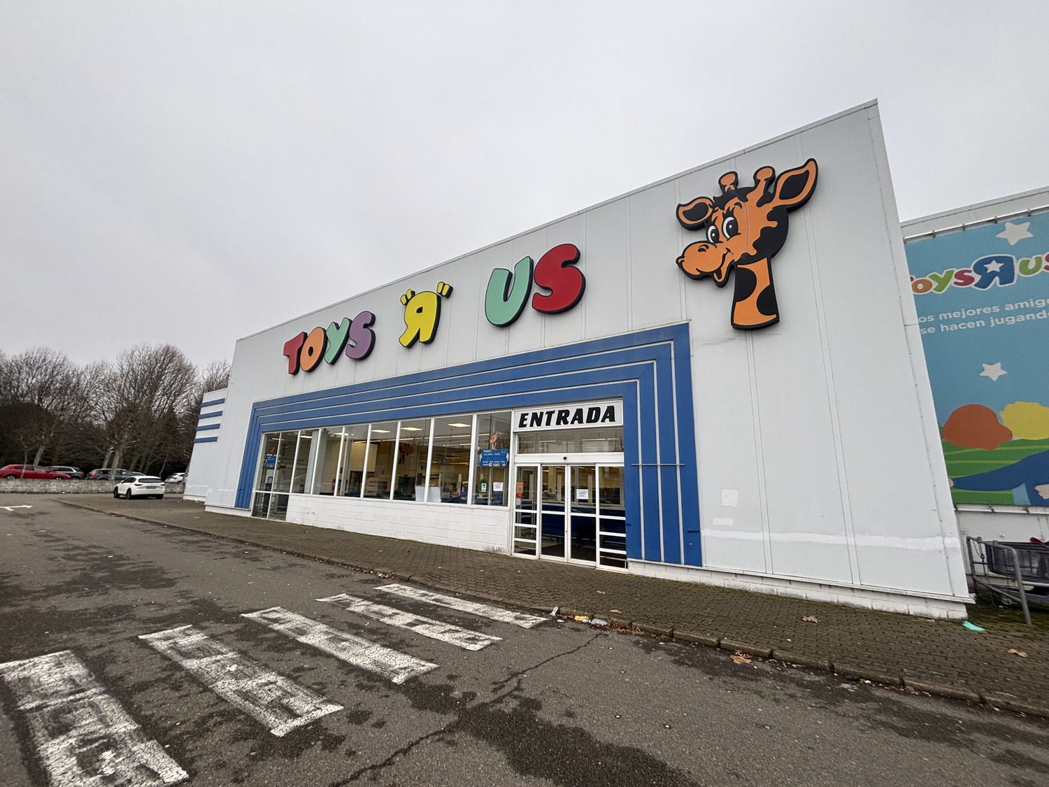 La desoladora imagen para una generación de leoneses: Toys "R" Us se despidedespués de dos décadas regalando sonrisas