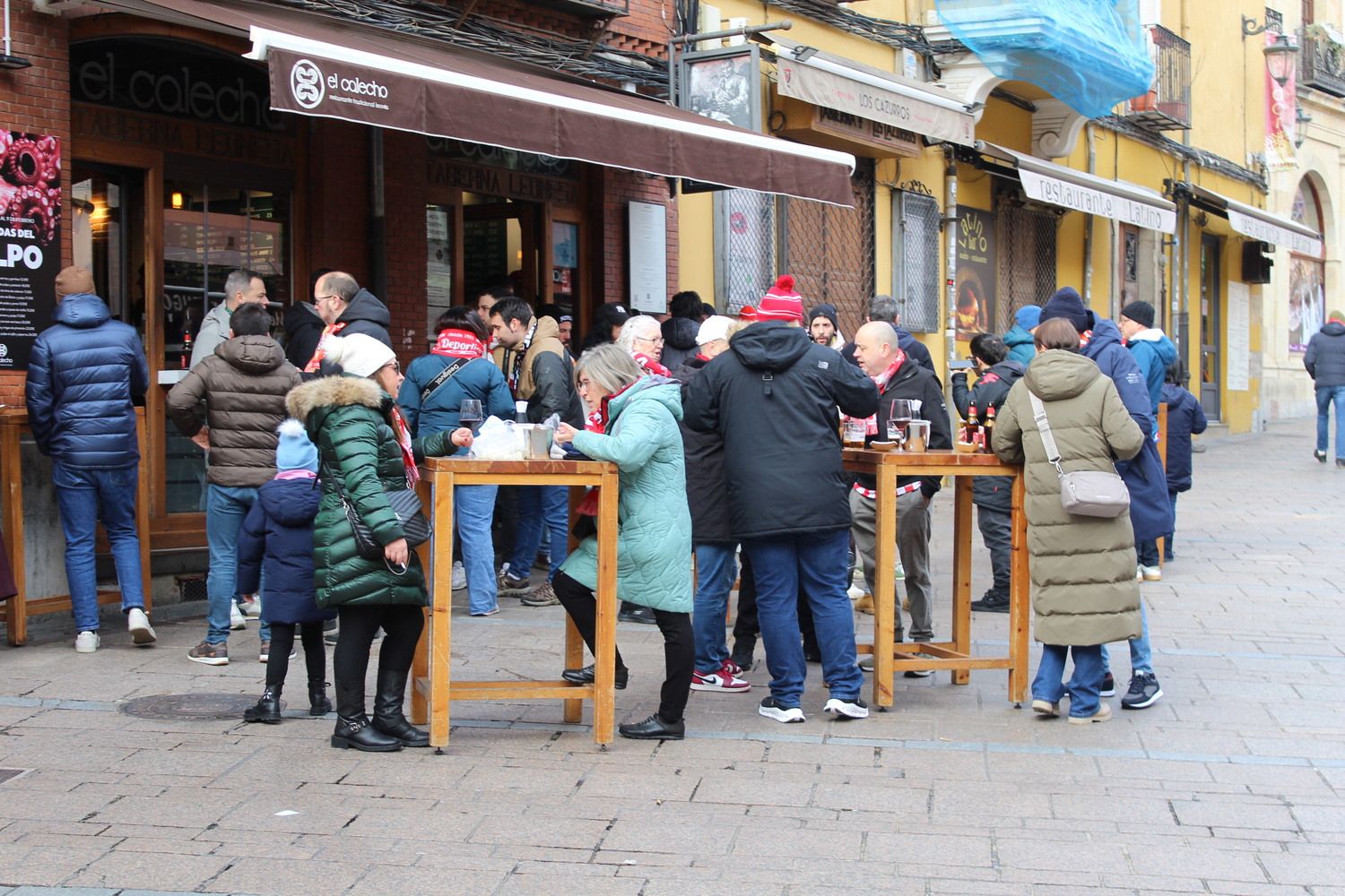 Afición sportinguista en León durante las horas previas al Cultural Leonesa - Sporting de Gijón