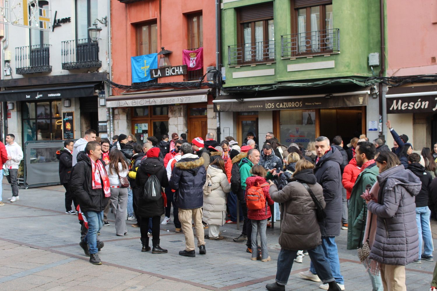 Afición sportinguista en León durante las horas previas al Cultural Leonesa - Sporting de Gijón