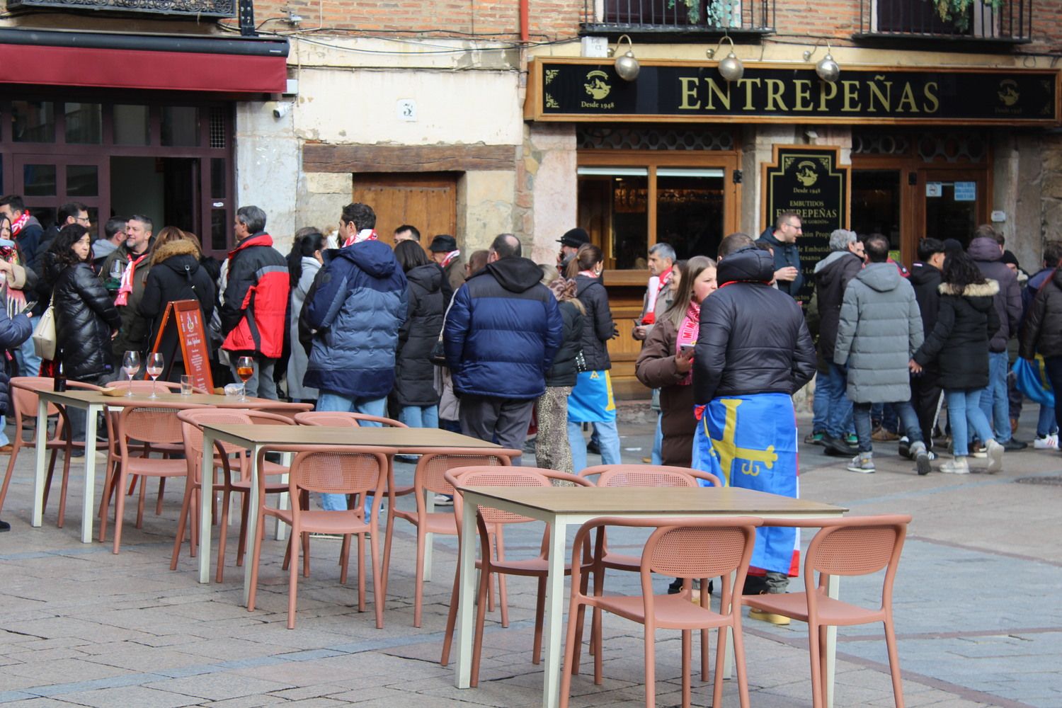 Afición sportinguista en León durante las horas previas al Cultural Leonesa - Sporting de Gijón