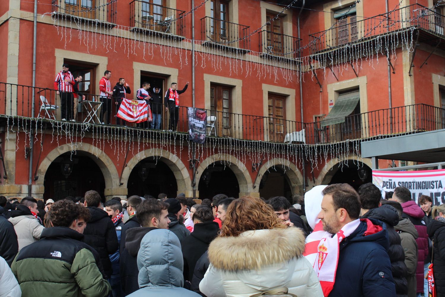 La afición sportinguista 'invade' el centro de León antes del Cultural - Sporting de Gijón