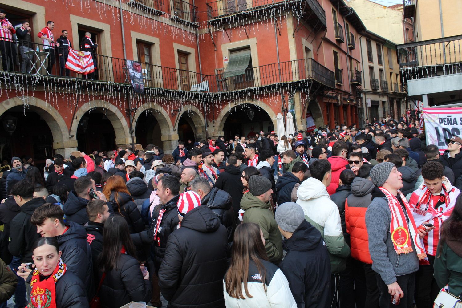 Afición sportinguista en León durante las horas previas al Cultural Leonesa - Sporting de Gijón