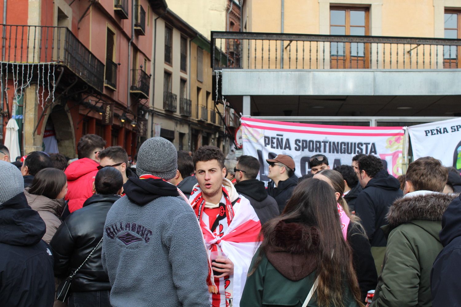 Afición sportinguista en León durante las horas previas al Cultural Leonesa - Sporting de Gijón