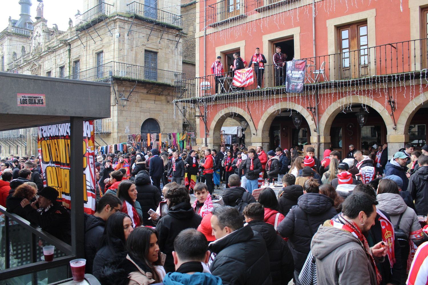 Afición sportinguista en León durante las horas previas al Cultural Leonesa - Sporting de Gijón