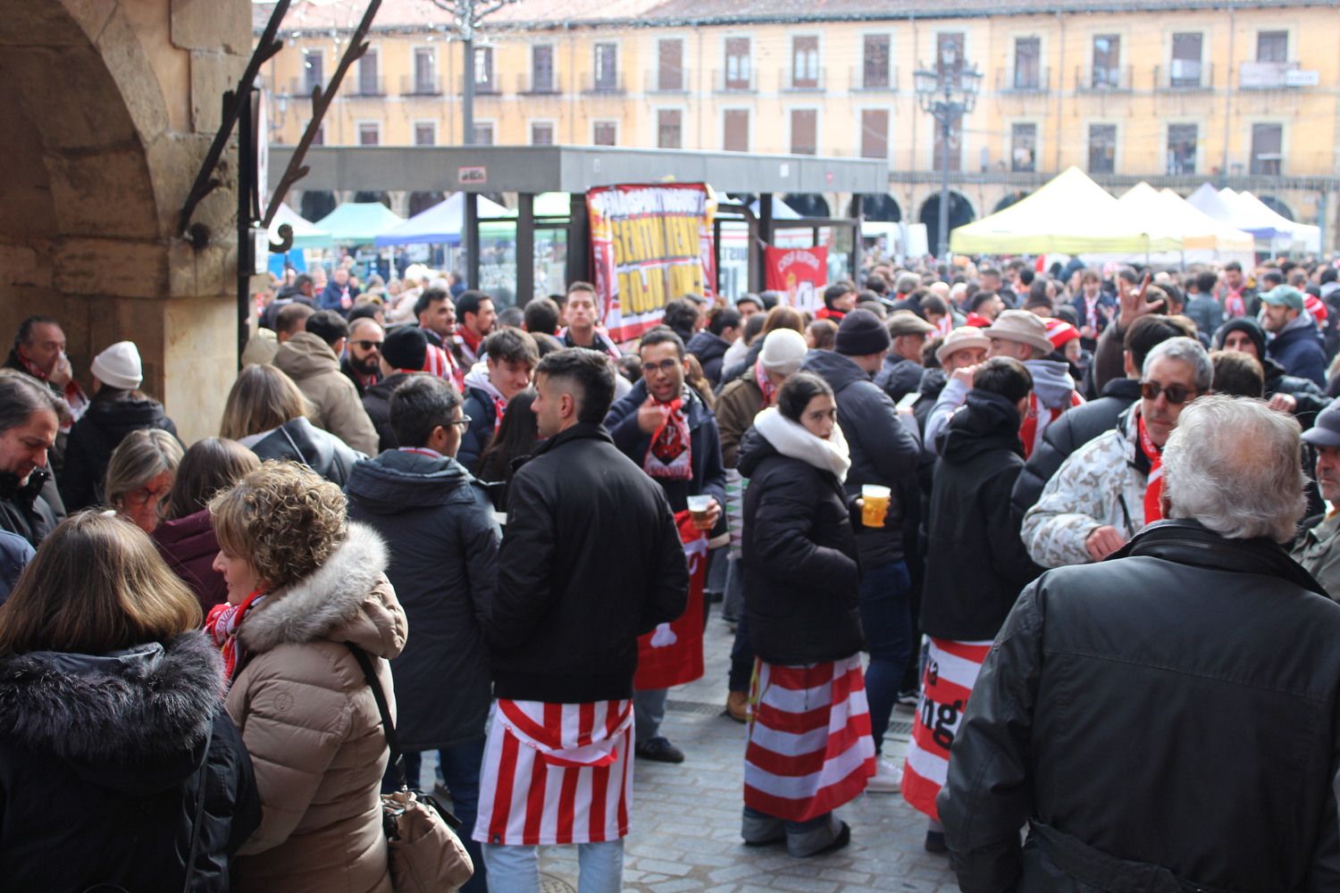 Afición sportinguista en León durante las horas previas al Cultural Leonesa - Sporting de Gijón