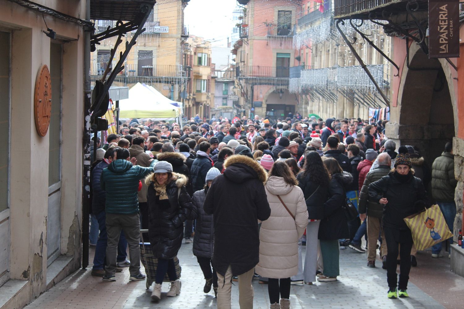 Afición sportinguista en León durante las horas previas al Cultural Leonesa - Sporting de Gijón