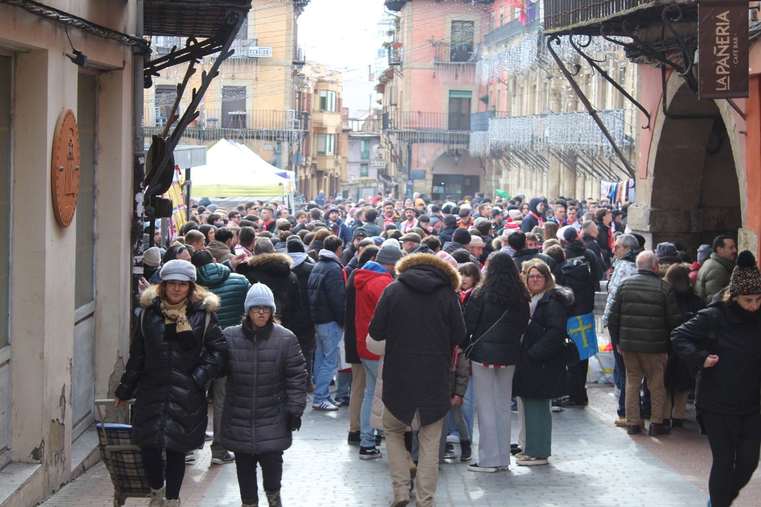Afición sportinguista en León durante las horas previas al Cultural Leonesa - Sporting de Gijón