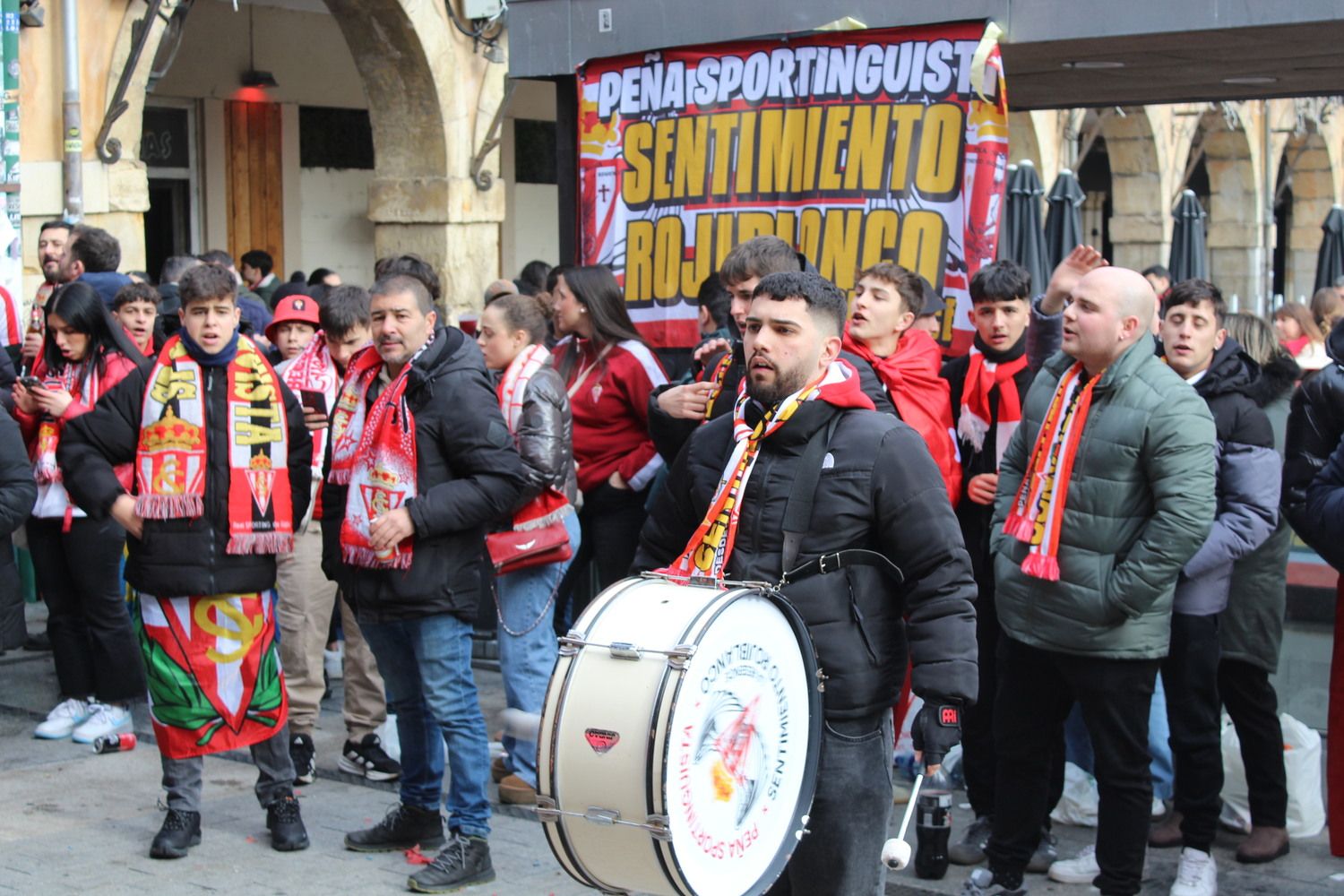 Afición sportinguista en León durante las horas previas al Cultural Leonesa - Sporting de Gijón