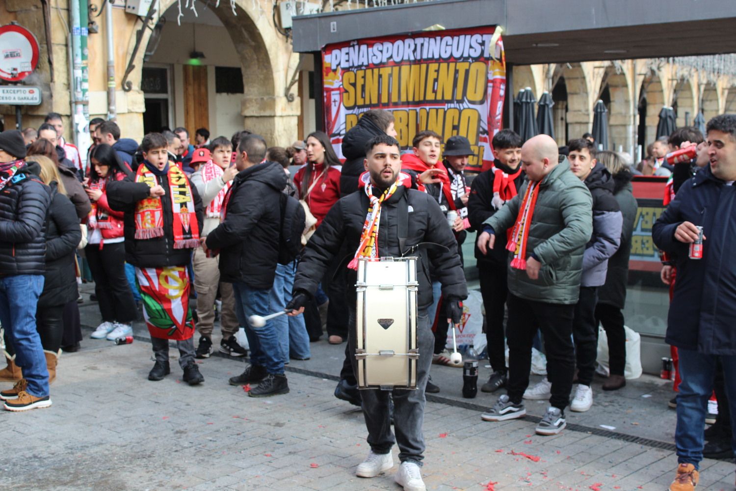 Afición sportinguista en León durante las horas previas al Cultural Leonesa - Sporting de Gijón