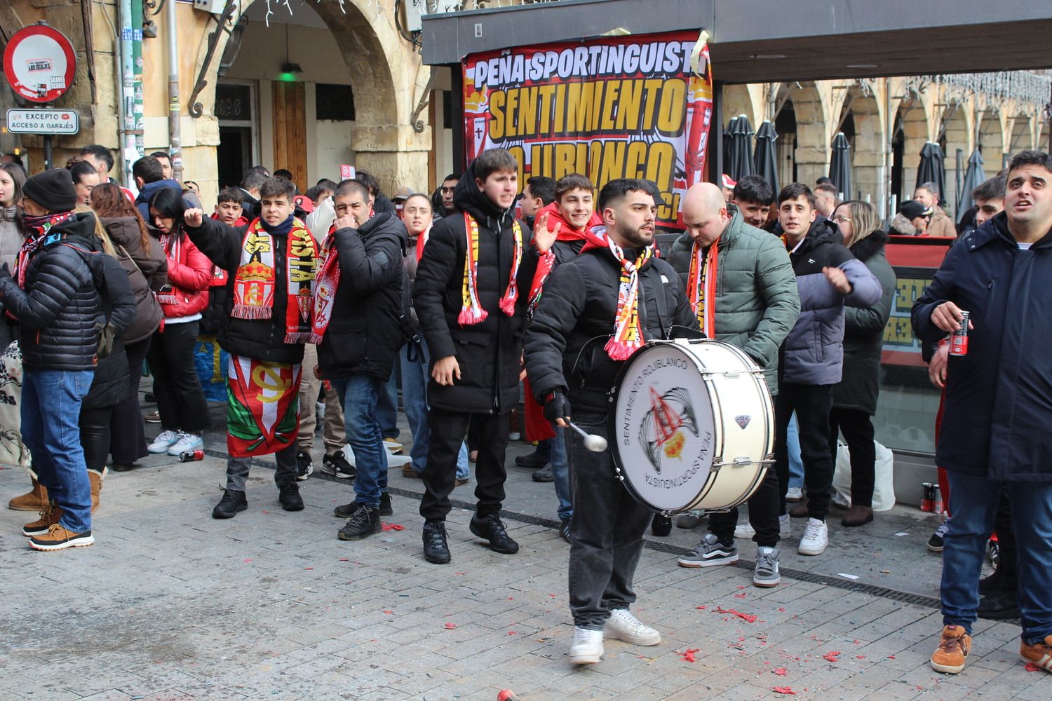 Afición sportinguista en León durante las horas previas al Cultural Leonesa - Sporting de Gijón