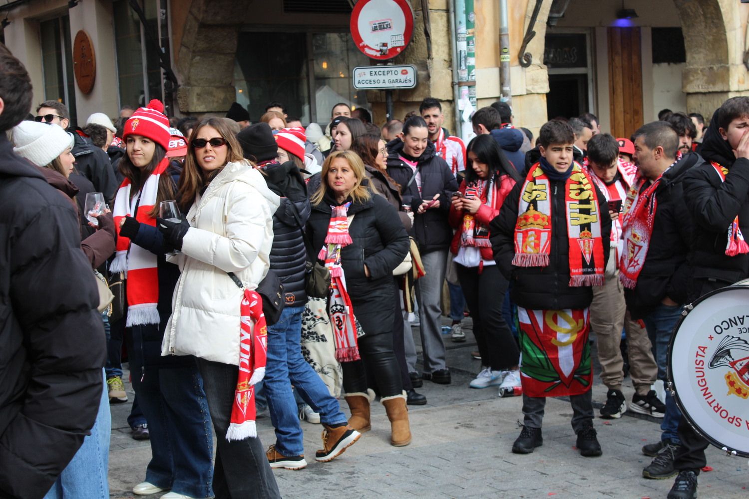 Afición sportinguista en León durante las horas previas al Cultural Leonesa - Sporting de Gijón