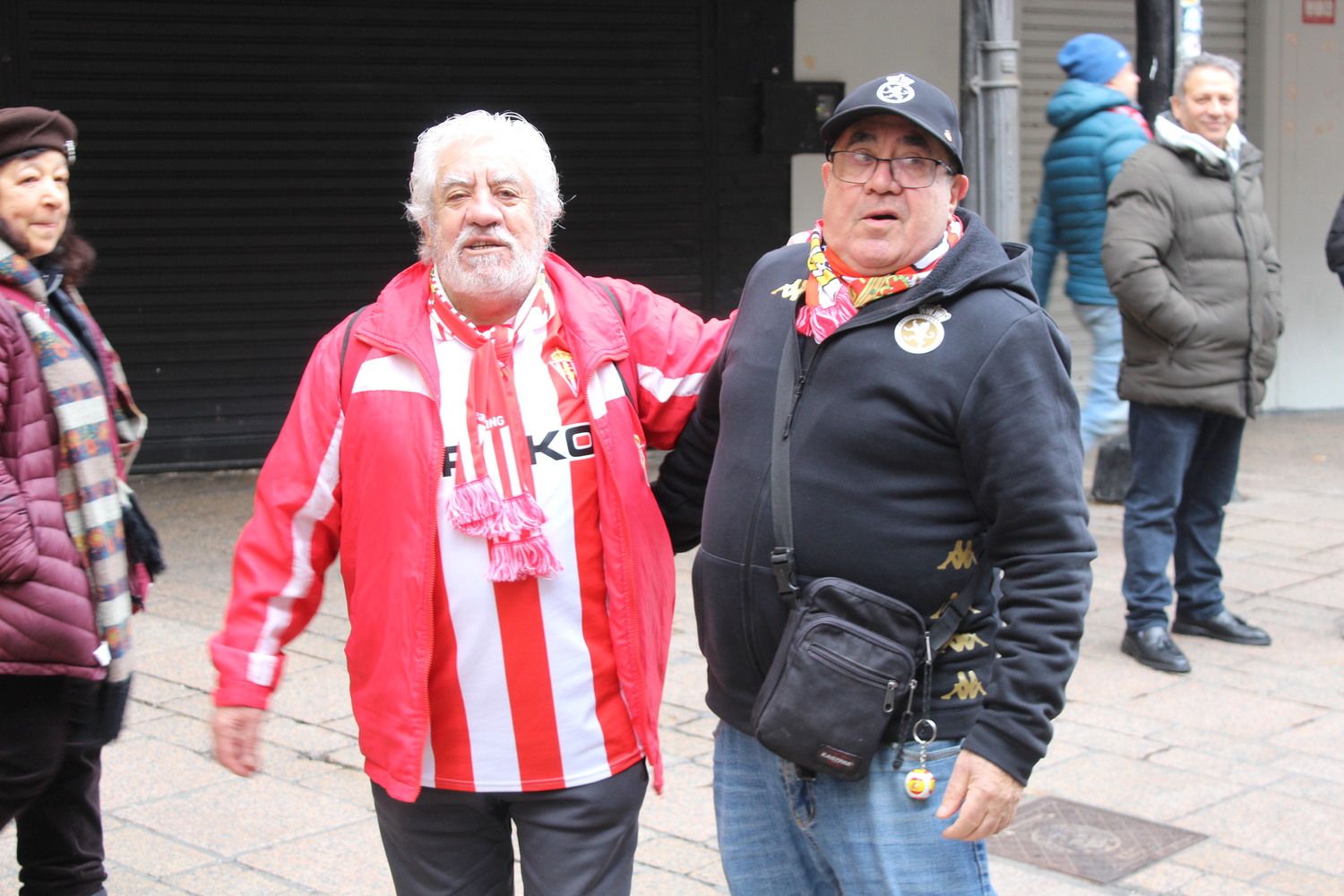 Afición sportinguista en León durante las horas previas al Cultural Leonesa - Sporting de Gijón