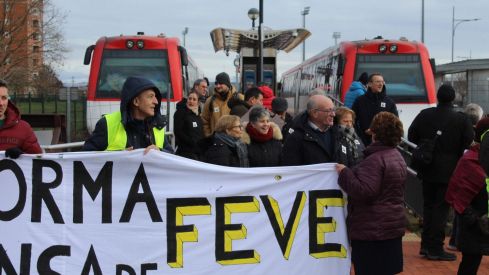 Más de 6.500 personas claman contra el enterramiento de las vías de FEVE en León | José Martín