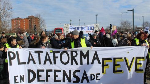 Más de 6.500 personas claman contra el enterramiento de las vías de FEVE en León | José Martín
