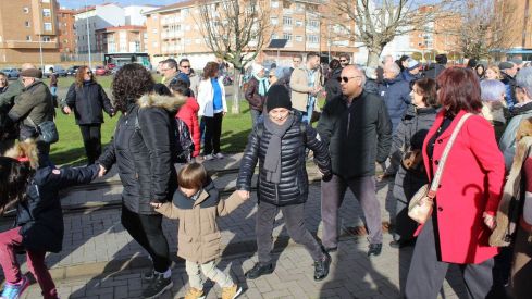 Más de 6.500 personas claman contra el enterramiento de las vías de FEVE en León | José Martín