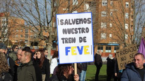 Más de 6.500 personas claman contra el enterramiento de las vías de FEVE en León | José Martín